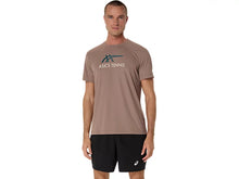 Load image into Gallery viewer, Asics Men's Court Graphic Tee (Taupe Grey/ Saxon Green)