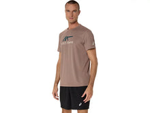 Load image into Gallery viewer, Asics Men's Court Graphic Tee (Taupe Grey/ Saxon Green)
