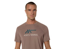 Load image into Gallery viewer, Asics Men's Court Graphic Tee (Taupe Grey/ Saxon Green)