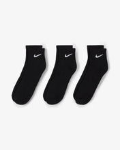 Load image into Gallery viewer, Nike Everyday Cushioned Quarter Socks (3 Pairs) Black
