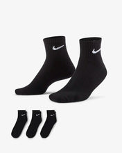 Load image into Gallery viewer, Nike Everyday Cushioned Quarter Socks (3 Pairs) Black
